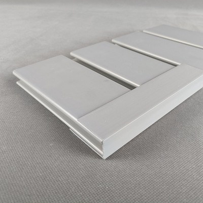 Хорошая цена Декоративный PVC Slatwall гаража дисплея хранения обшивает панелями серый цвет для живущей комнаты онлайн