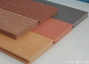 Хорошая цена Покрашенный деревянный пластичный составной настил Decking Wpc на напольный космос 140 * 25mm онлайн